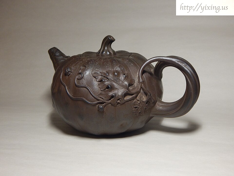 紫砂掇球壺 · 紫泥